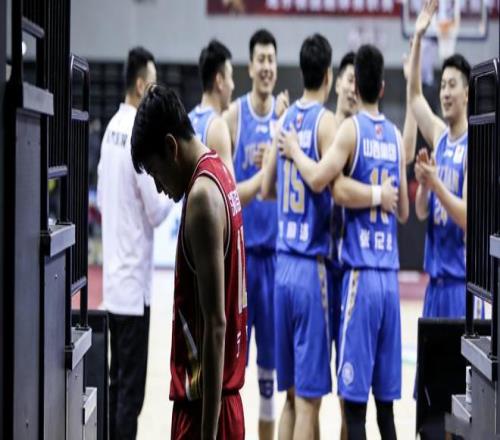 琼斯背身运,球巧妙转身,空中轻松扣,体彩乐彩网,体育彩票,乐彩网,足球彩票,篮球彩票,官方网站